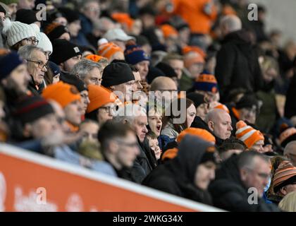 Blackpool, Royaume-Uni. 20 février 2024. Les fans de Blackpool regardent, lors de la demi-finale du Bristol Street Motors Trophy match Blackpool vs Peterborough United à Bloomfield Road, Blackpool, Royaume-Uni, le 20 février 2024 (photo par Cody Froggatt/News images) à Blackpool, Royaume-Uni le 20/02/2024. (Photo de Cody Froggatt/News images/Sipa USA) crédit : Sipa USA/Alamy Live News Banque D'Images