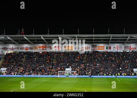 Blackpool, Royaume-Uni. 20 février 2024. Les fans de Blackpool regardent, lors de la demi-finale du Bristol Street Motors Trophy match Blackpool vs Peterborough United à Bloomfield Road, Blackpool, Royaume-Uni, le 20 février 2024 (photo par Cody Froggatt/News images) à Blackpool, Royaume-Uni le 20/02/2024. (Photo de Cody Froggatt/News images/Sipa USA) crédit : Sipa USA/Alamy Live News Banque D'Images