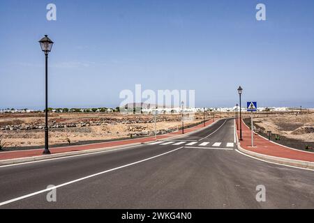 Nouvelle rue à Playa Blanca i zone ouverte pour créer l'infrastructure pour la construction de maisons à Lanzarote, Espagne Banque D'Images