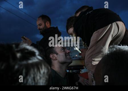 Athènes, Grèce. 20 février 2024. Athènes, Grèce, 20 février 2024. Stefanos Kasselakis, chef de l'opposition, du parti Syriza, rend visite aux agriculteurs grecs qui manifestent devant le parlement grec pour soutenir leur cause.(photo de Kostas Galanis/Sipa USA) crédit : Sipa USA/Alamy Live News Banque D'Images