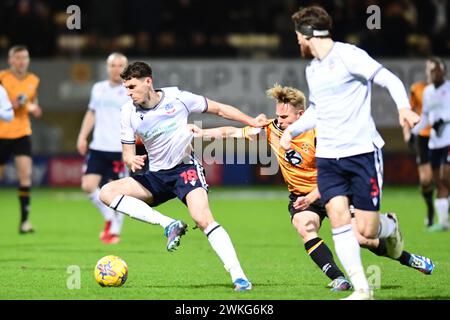 Eoin Toal (18 Bolton Wanderers) contrôle le ballon lors du match de Sky Bet League 1 entre Cambridge United et Bolton Wanderers au Cledara Abbey Stadium, Cambridge, mardi 20 février 2024. (Photo : Kevin Hodgson | mi News) crédit : MI News & Sport /Alamy Live News Banque D'Images