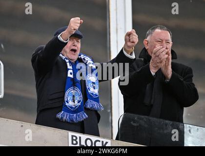 Le directeur du football de Peterborough United, Barry Fry, célèbre le résultat à temps plein lors du match de demi-finale du Bristol Street Motors Trophy Blackpool vs Peterborough United à Bloomfield Road, Blackpool, Royaume-Uni, le 20 février 2024 (photo de Cody Froggatt/News images) Banque D'Images