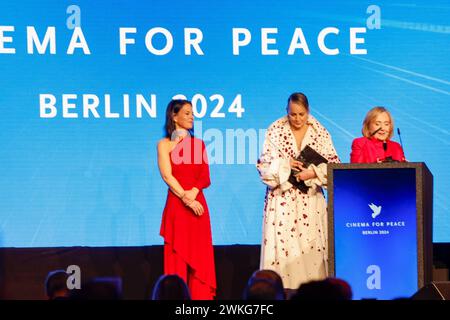 Annalena Baerbock, Sharon Stone, Hillary Clinton BEI Cinema for Peace 2024 im WECC - Westhafen Event & Convention Center Berlin. *** Annalena Baerbock, Sharon Stone, Hillary Clinton au Cinema for Peace 2024 au WECC Westhafen Event Convention Center Berlin Banque D'Images