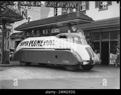 Nouveau wagon de pétrole [wagon], 26 mai 1937 / photographies de Baden H. Mullaney. Ce véhicule simplifié a été conçu pour améliorer le rendement énergétique et a été introduit par la Vacuum Oil Company en 1937. La conception futuriste de la carrosserie australienne a été construite sur un châssis REO Speedwagon par Martin et King, carrossiers de Melbourne Banque D'Images