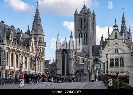 Gand, Belgique - janvier 31 2024 : belle ville médiévale de Gand (Gand). Église Saint-Nicolas et hôtel de ville de Gand Banque D'Images