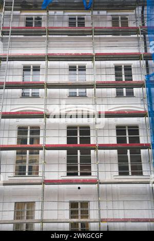 Échafaudage érigé sur un bâtiment en cours de rénovation dans le quartier du château de Prague, Prague, République tchèque. Banque D'Images