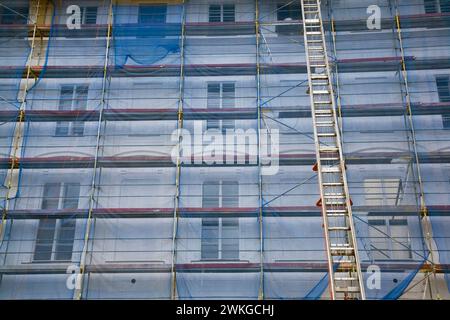 Échafaudage érigé à l'extérieur d'un bâtiment en cours de rénovation dans le quartier du château de Prague, Prague, République tchèque. Banque D'Images