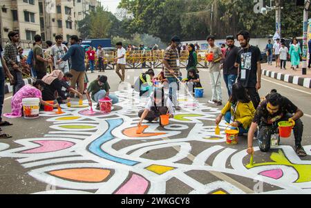 Avant l'aube de la Journée internationale de la langue maternelle, les rues se transforment en toiles vibrantes tandis que les artistes brandissent la craie et la peinture. Chaque cèle d'accident vasculaire cérébral Banque D'Images