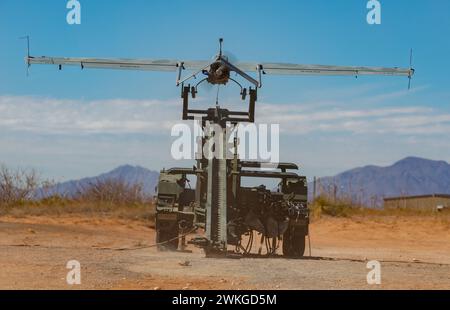 Un véhicule aérien sans pilote AAI RQ-7 Shadow est lancé par des soldats de l'armée américaine de Delta Co, 104th Brigade Engineer Battalion, 44th Infantry Brigade combat Team, New Jersey Army National Guard, le 19 février, au camp de base McGregor, au Nouveau-Mexique. Le 44th IBCT mène des exercices de formation sur plusieurs sites à Fort Bliss, au Texas, en préparation du déploiement à l'appui de l'opération Inherent Resolve. (Photo de la Garde nationale de l'armée américaine par le sergent d'état-major Bruce Daddis) Banque D'Images