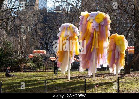 « To let the Sky Know » d'Ana Maria Hernando est une exposition d'art hivernal colorée qui illumine Madison Square Park, New York City, USA 2024 Banque D'Images