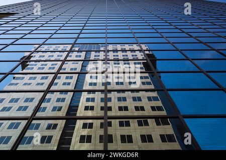 Bâtiment architectural moderne reflété dans une autre tour de bureaux moderne en verre et acier, Montréal, Québec, Canada. Banque D'Images