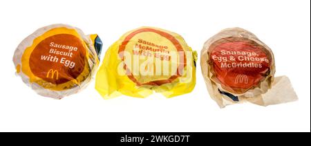 Winneconne, WISCONSIN - 20 février 2024 : un paquet de McDonalds saucisse, œufs et fromage McGriddles, McMuffin et biscuits sandwichs de petit-déjeuner sur un isolat Banque D'Images