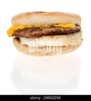 Winneconne, WI - 20 février 2024 : un paquet de McDonalds saucisse, oeuf et fromage McMuffin sur un fond isolé. Banque D'Images