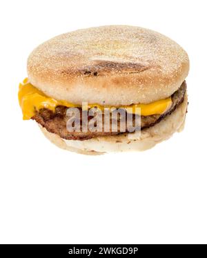 Winneconne, WI - 20 février 2024 : un paquet de McDonalds saucisse, oeuf et fromage McMuffin sur un fond isolé. Banque D'Images