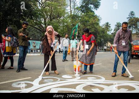 Avant l'aube de la Journée internationale de la langue maternelle, les rues se transforment en toiles vibrantes tandis que les artistes brandissent la craie et la peinture. Chaque cèle d'accident vasculaire cérébral Banque D'Images