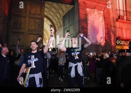 Naples, Italie. 19 février 2024. Les joueurs de GeVi Napoli basket, célèbrent avec leurs supporters la victoire contre EA7 Emporio Armani Milan de Frecciarossa final Eight 2024 (photo de Pasquale Gargano/Pacific Press) crédit : Pacific Press Media production Corp./Alamy Live News Banque D'Images