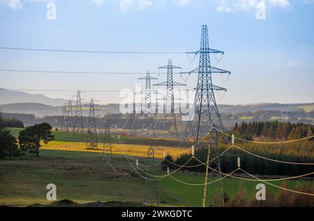 Édimbourg, Royaume-Uni. 20 février 2024. 20 février 2024 Une vue des pylônes électriques regardant vers Edimbourg. Crédit : phil wilkinson/Alamy Live News Banque D'Images