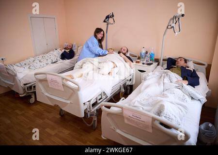 Le président ukrainien Volodymyr Zelenskyy rend visite à des soldats ukrainiens blessés soignés dans un établissement médical militaire le président ukrainien Volodymyr Zelenskyy rend visite à des soldats ukrainiens blessés soignés dans un établissement médical militaire de la région de Kharkiv, en Ukraine, le 19 février 2024. Photo du PRÉSIDENT DE L'UKRAINE apaimages Ukraine Ukraine Ukraine Ukraine 200224 Ukraine UPO 0016.jpeg Copyright : xapaimagesxPRESIDENTxOFxUKRAINExxapaimagesx Banque D'Images