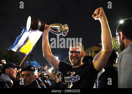 Naples, Campanie, Italie. 19 février 2024. Les joueurs de GeVi Napoli basket, fêtent avec leurs supporters la victoire contre EA7 Emporio Armani Milan de Frecciarossa final Eight 2024 (crédit image : © Pasquale Gargano/Pacific Press via ZUMA Press Wire) USAGE ÉDITORIAL SEULEMENT! Non destiné à UN USAGE commercial ! Banque D'Images