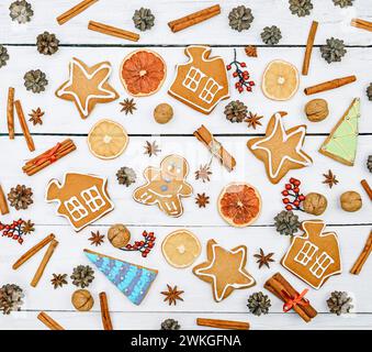 cookies en pain d'épice sur fond en bois avec espace de copie pour le texte. Biscuit au pain d'épices avec ustensiles de cuisine. carte postale du nouvel an et de noël. Assortis Banque D'Images