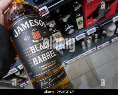 Photo du logo de Jameson Black Barrel sur des bouteilles de whisky en vente à Novi Sad, Serbie. Jameson est un whisky irlandais mélangé produit par The I. Banque D'Images
