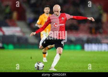 Southampton, Royaume-Uni. 20 février 2024. Le milieu de terrain de Southampton Will Smallbone (16 ans) tire au but lors du Southampton FC contre Hull City FC au St.Mary's Stadium, Southampton, Angleterre, Royaume-Uni le 20 février 2024 Credit : Every second Media/Alamy Live News Banque D'Images