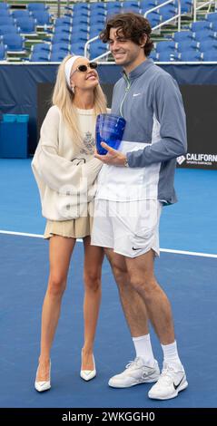 Delray Beach, Floride, États-Unis. 19 février 2024. Morgan Riddle pose avec Taylor Fritz (États-Unis) après avoir remporté l'Open de Delray Beach 2024 le 19 février 2024, au Delray Beach Tennis Center de Delray Beach, en Floride. Crédit : Andrew patron/Media Punch/Alamy Live News Banque D'Images