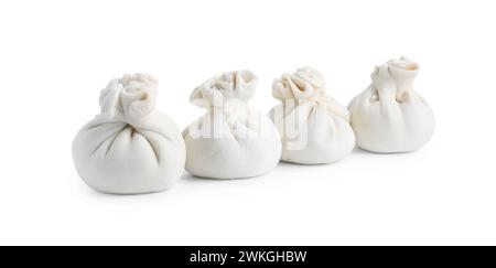 Khinkali (boulettes) non cuites isolées sur blanc. Cuisine géorgienne Banque D'Images