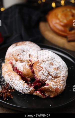 Délicieux petits pains aux baies, à l'anis et au sucre en poudre sur la table, gros plan Banque D'Images