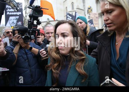 Londres, Royaume-Uni. 21 février 2024. L'épouse de Julian Assange, Stella Assange, est vue devant la haute Cour du Royaume-Uni (UK) à Londres, Grande-Bretagne, le 20 février 2024. Julian Assange, fondateur de WikiLeaks, a entamé mardi son dernier recours en justice au Royaume-Uni contre son extradition vers les États-Unis pour espionnage. Crédit : Xinhua/Alamy Live News Banque D'Images