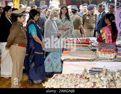 Noida, Inde. 20 février 2024. NOIDA, INDE - 20 FÉVRIER : le gouverneur de l'Uttar Pradesh, Anandiben Patel, a visité le Saras Aajeevika Mela qui se tient au secteur 33A de Noida Haat le 20 février 2024 à Noida, en Inde. (Photo de Sunil Ghosh/Hindustan Times/Sipa USA) crédit : Sipa USA/Alamy Live News Banque D'Images
