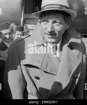 5 octobre 1955. Amsterdam, pays-Bas. Portrait à l'arrivée à Schiphol de Danny Kaye. Acteur, chanteur et comédien américain, en visite aux pays-Bas. Banque D'Images