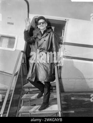 Mars 25, 1965. Amsterdam, pays-Bas. Portrait du chanteur américain Roy Orbison descendant l'escalier de l'avion à son arrivée à l'aéroport de Schiphol Banque D'Images