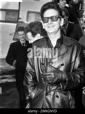 Mars 25, 1965. Amsterdam, pays-Bas. Portrait du chanteur américain Roy Orbison à son arrivée à l'aéroport de Schiphol Banque D'Images