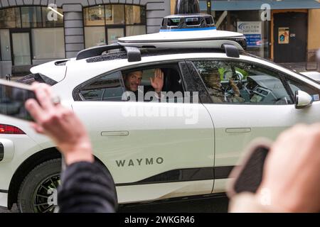 San Francisco, États-Unis. 20 février 2024. Johan Forssell, ministre suédois de la coopération au développement international et du commerce extérieur, visite le bureau de Waymo à San Francisco et se déplace dans un véhicule autonome Waymo à San Francisco, EN CALIFORNIE, le 20 février 2024. Une partie de son voyage officiel dans la région de la baie. (Photo de Skyler Greene/Sipa USA) crédit : Sipa USA/Alamy Live News Banque D'Images