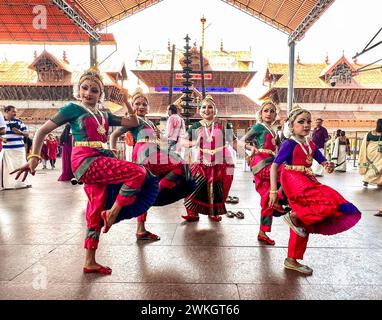 Le bharatanatyam (tamoul : பரதநாட்டியம்) est une forme de danse classique indienne originaire du Tamil Nadu. C'est l'une des huit formes de danse classique indienne reconnues par le Sangeet Natak Akademi, et exprime des thèmes religieux et des idées spirituelles du sud de l'Inde, en particulier du shaivisme et en général de l'hindouisme. Dr Ashna Bharatha Natyam exposant et enseignant avec ses disciples devant le célèbre Seigneur Krishna Guruvayur Temple Kerala. Banque D'Images