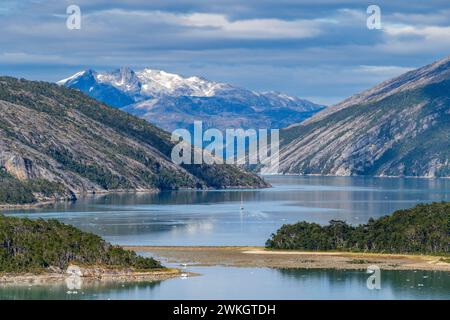 Montagnes dans la baie de Pia, parc national Alberto de Agostini, avenue des glaciers, Arctique chilien, Patagonie, Chili Banque D'Images