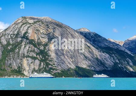 Le navire de croisière Stella Australis et le navire jumeau Ventus Australis ont ancré entre les banquises dans la baie de Pia en face du glacier de Pia, Alberto de Agostini Banque D'Images