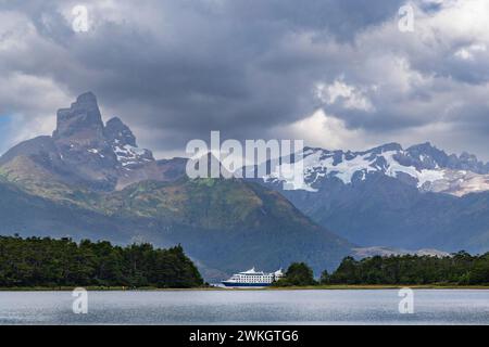 Bateau de croisière Stella Australis dans l'avenue des glaciers, Arctique chilien, Patagonie, Chili Banque D'Images