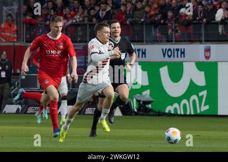 Match de football, Florian WIRTZ Bayer Leverkusen droit au ballon est suivi par Jan SCHOePPNER 1.FC Heidenheim, stade de football Voith-Arena Banque D'Images