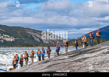 Les passagers du bateau de croisière Stella Australis attendent en ligne pour un canot en caoutchouc au glacier Pia, parc national Alberto de Agostini, avenue de Banque D'Images