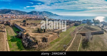 Vue aérienne panoramique de la citadelle de Roses en Espagne, forteresse géante en étoile pentagonale avec bastions sur chaque angle, ruines de la cité médiévale, ruines romaines Banque D'Images