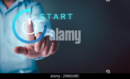 Concept d'entreprise de démarrage, main d'homme d'affaires appuyant sur le bouton de démarrage, l'idée de technologie numérique de projet de développement de plan de démarrage d'entreprise Banque D'Images