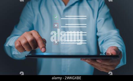 Liste de contrôle et remplir le formulaire de sondage en ligne. Système de gestion des documents, DMS. Contrôle de la qualité et vérification de l'exactitude, homme d'affaires utilisant l'enquête en ligne de tablette Banque D'Images