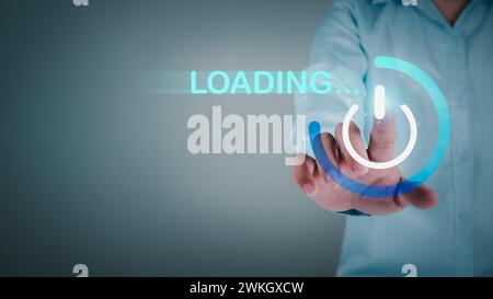 Homme d'affaires montrant virtuel bouton ouvert brillant pour télécharger et charger des informations de données et télécharger sur l'application réseau du système, données de technologie tra Banque D'Images