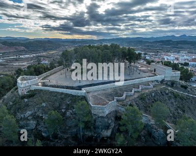 Vue aérienne du château de Segorbe, forteresse médiévale restaurée au sommet d'une colline avec bastions de plate-forme de canon incliné à chaque coin, dans la province de Castello en Espagne Banque D'Images