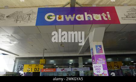 Guwahati, Inde - 03 décembre 2023 : entrée de l'aéroport international Lokpriya Gopinath Bordoloi à Borjhar Guwahati, Assam. Géré par le groupe Adani. Banque D'Images