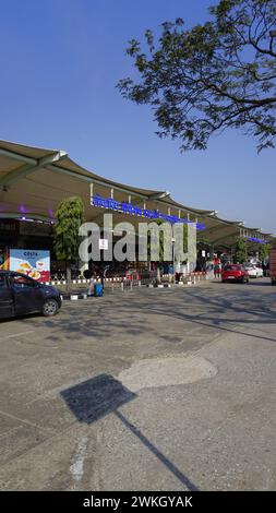 Guwahati, Inde - 03 décembre 2023 : entrée de l'aéroport international Lokpriya Gopinath Bordoloi à Borjhar Guwahati, Assam. Géré par le groupe Adani. Banque D'Images