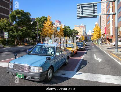 Trafic sur la rue Kaigan dori à Yokohama, Kanagawa, Japon.. Banque D'Images