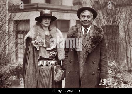 Jackson Barnett (1856-1934), qui allait devenir connu comme «l'Indien le plus riche du monde» en raison du pétrole trouvé sur sa propriété en Oklahoma, et sa femme à la Maison Blanche à Washington, DC, le 2 février 1923. Banque D'Images